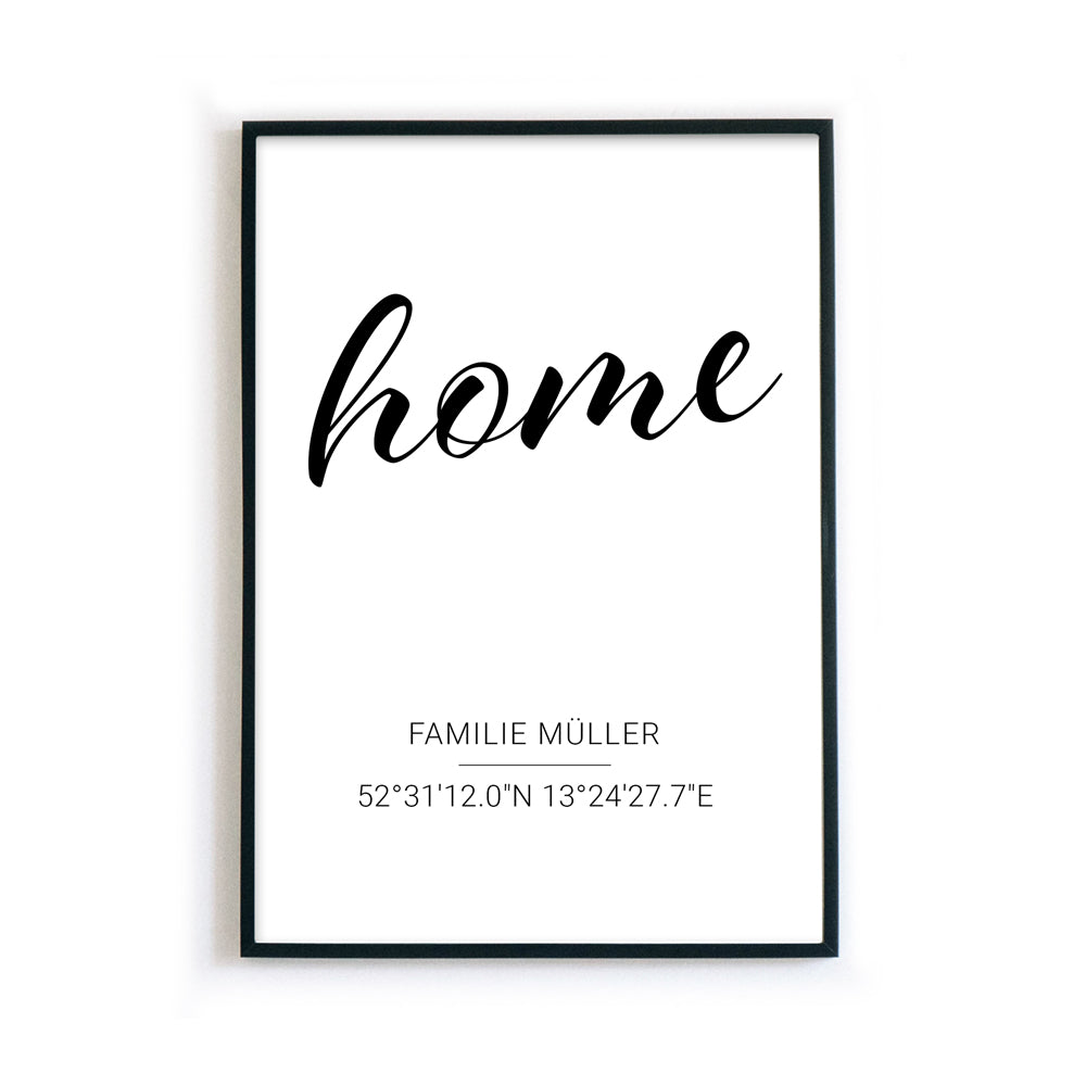Personalisiertes home Poster mit Familiennamen und Koordinaten. Bild im schwarzen Bilderrahmen.