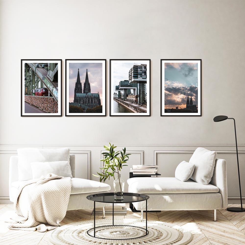 4er Köln Poster Set in schwarzen Bilderrahmen über einem Sofa im Wohnzimmer. Kölner Dom zum Sonnenuntergang, Kranhäuser und Hohenzollernbrücke.
