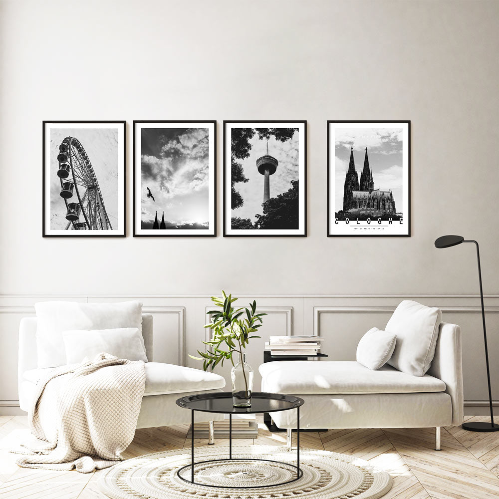 Vier Bilder mit Köln Motiven in schwarz weiß im Rahmen über dem Sofa. Kölner Dom mit Cologne Schriftzug, Fernsehturm und Riesenrad.