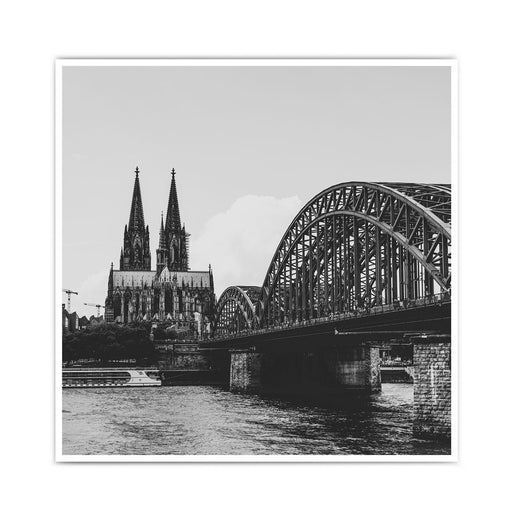 Quadratisches Schwarz Weiß Köln Poster. Bild der Hohenzollernbrücke, dem Rhein und dem Kölner Dom.