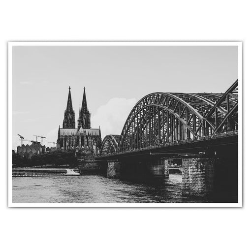 Schwarz Weiß Köln Poster im Querformat. Bild der Hohenzollernbrücke, dem Rhein und dem Kölner Dom.