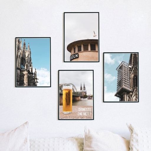4er Köln Poster Set mit Bildern vom Kölner Dom und einem Kölsch vor der Skyline mit dem Spruch Drinkste Ene Met. In schwarzen Bilderrahmen über dem Sofa
