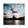 Köln Skyline Poster im quadratischen Format. Sonnenuntergang über dem Kölner Dom bei leicht bewölkten blauen Himmel. 