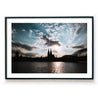 Köln Skyline Poster im Querformat. Sonnenuntergang über dem Kölner Dom bei leicht bewölkten blauen Himmel. Bild mit weißen Rand im Bilderrahmen.