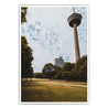 Retro Köln Poster vom Fernsehturm im grünen Gürtel. Grüne Wiese und Bäume im Vordergrund bei blauem bewölkten Himmel.