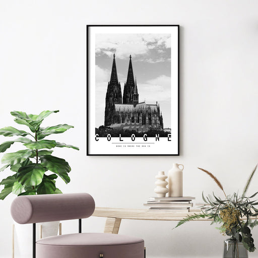 Kölner Dom Poster in Schwarz Weiß - Wandbild von Köln aufgehangen im Wohnzimmer