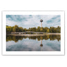 Köln Bild im Querformat. Motiv ist der Fernsehturm, eine Brücke und Bäume, die sich im See spiegeln. Bild mit weißen Rand.