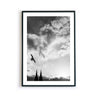 Köln Poster vom Kölner Dom in schwarz-Weiß. Vogel fliegt über die Dom Türme bei Sonnenstrahlen und bewölkten Himmel. Bild mit weißen Rand fertig gerahmt.