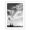 Köln Poster mit weißen Rand vom Kölner Dom in schwarz-Weiß. Vogel fliegt über die Dom Türme bei Sonnenstrahlen und bewölkten Himmel.
