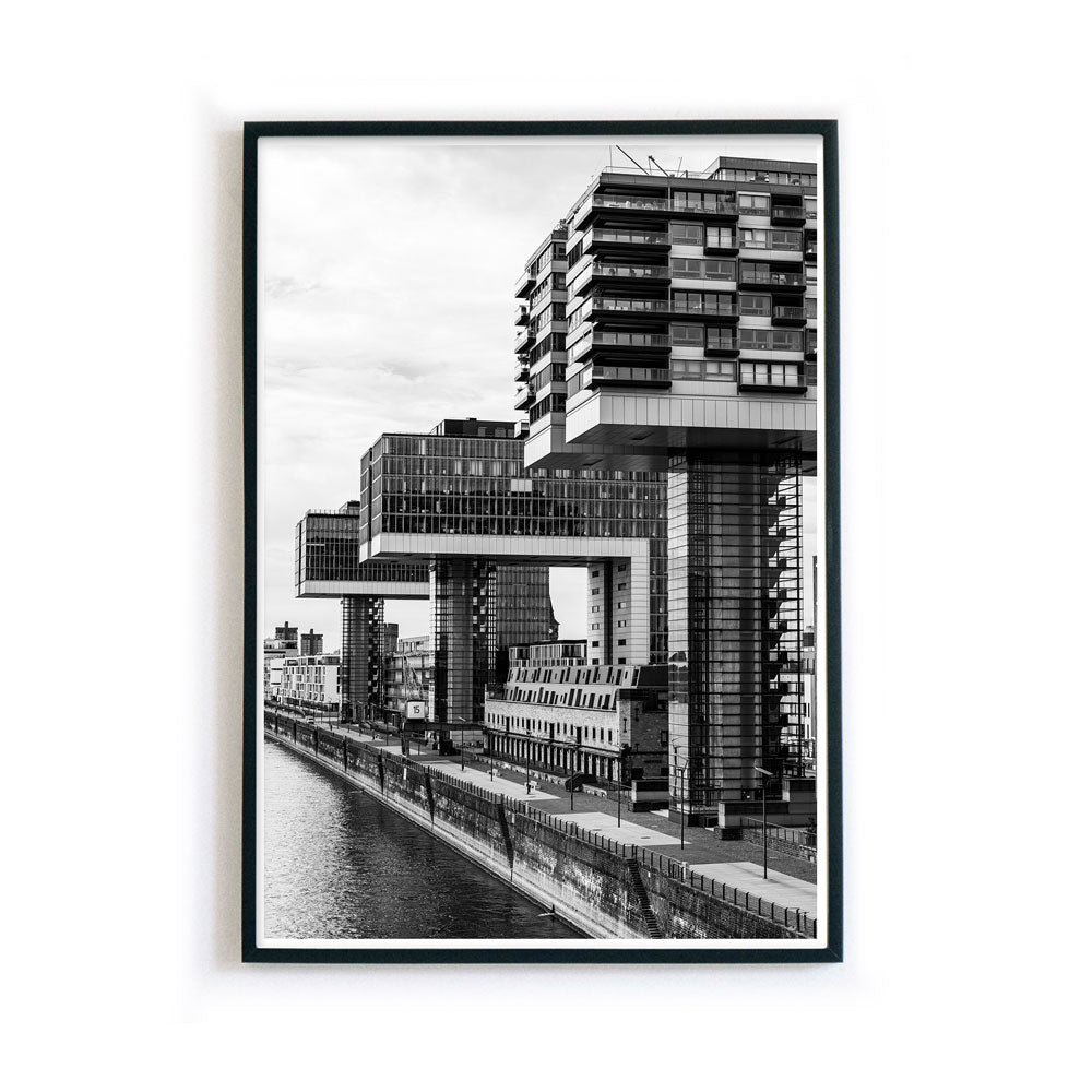 Schwarz Weiß Poster mit Köln Motiv. Kölner Kranhäuser am Rheinauhafen. Bild mit schwarzen Bilderrahmen
