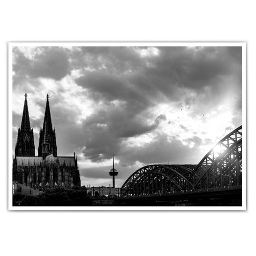 Schwarz Weiß Köln Poster im Querformat. Sonnenuntergang bei wolkigen Himmel über dem Kölner Dom, Hohenzollernbrücke oder dem Fernsehturm.
