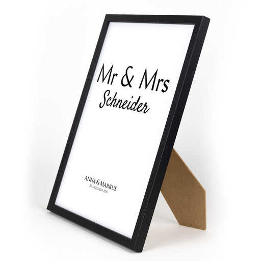 Mr & Mrs Poster Personalisiert mit individuellen Namen und Datum. Bild im schwarzen Din A4 Bilderrahmen mit Aufsteller.