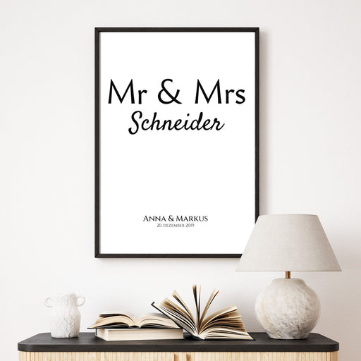 Mr & Mrs Poster Personalisiert mit individuellen Namen und Datum.  Bild im schwarzen Rahmen über einer Kommode.