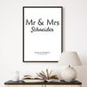 Mr & Mrs Poster Personalisiert mit individuellen Namen und Datum.  Bild im schwarzen Rahmen über einer Kommode.