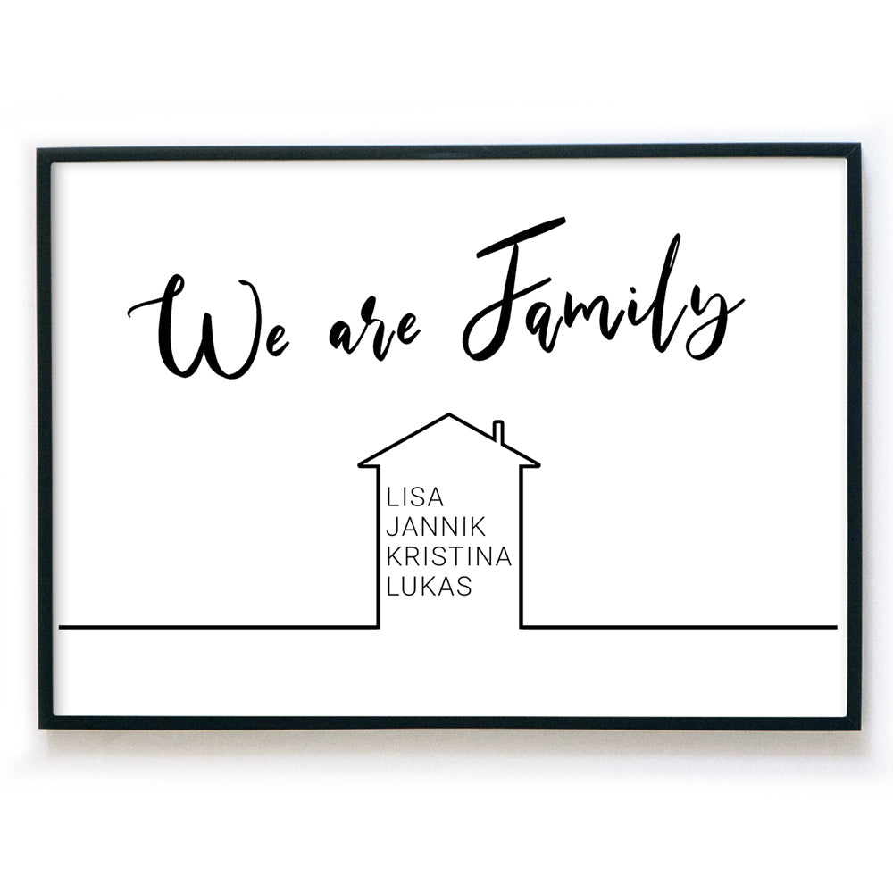 We are Family Poster im Querformat. Personalisierte Namen im Haus. Bild im schwarzen Bilderrahmen.