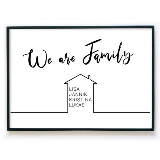 We are Family Poster im Querformat. Personalisierte Namen im Haus. Bild im schwarzen Bilderrahmen.