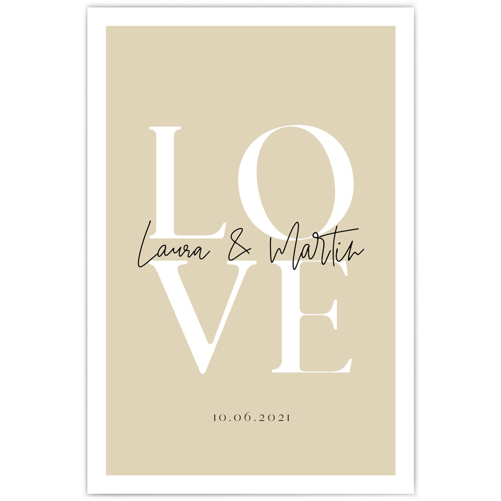 Personalisiertes Love Poster. Weißes Love auf beigen Papier, individuelle Vornamen in der Mitte und Datum darunter.