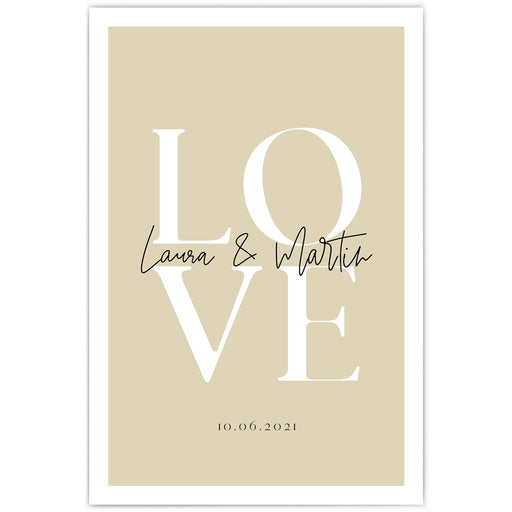 Personalisiertes Love Poster. Weißes Love auf beigen Papier, individuelle Vornamen in der Mitte und Datum darunter.