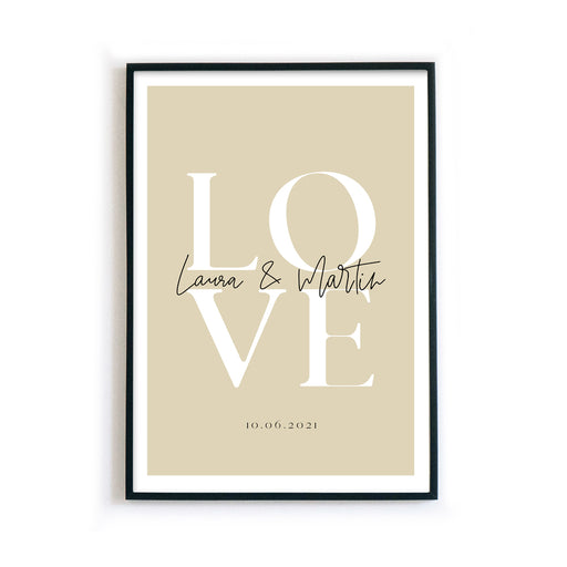 Personalisiertes Love Poster. Weißes Love auf beigen Papier, individuelle Vornamen in der Mitte und Datum darunter. Bild im Bilderrahmen.