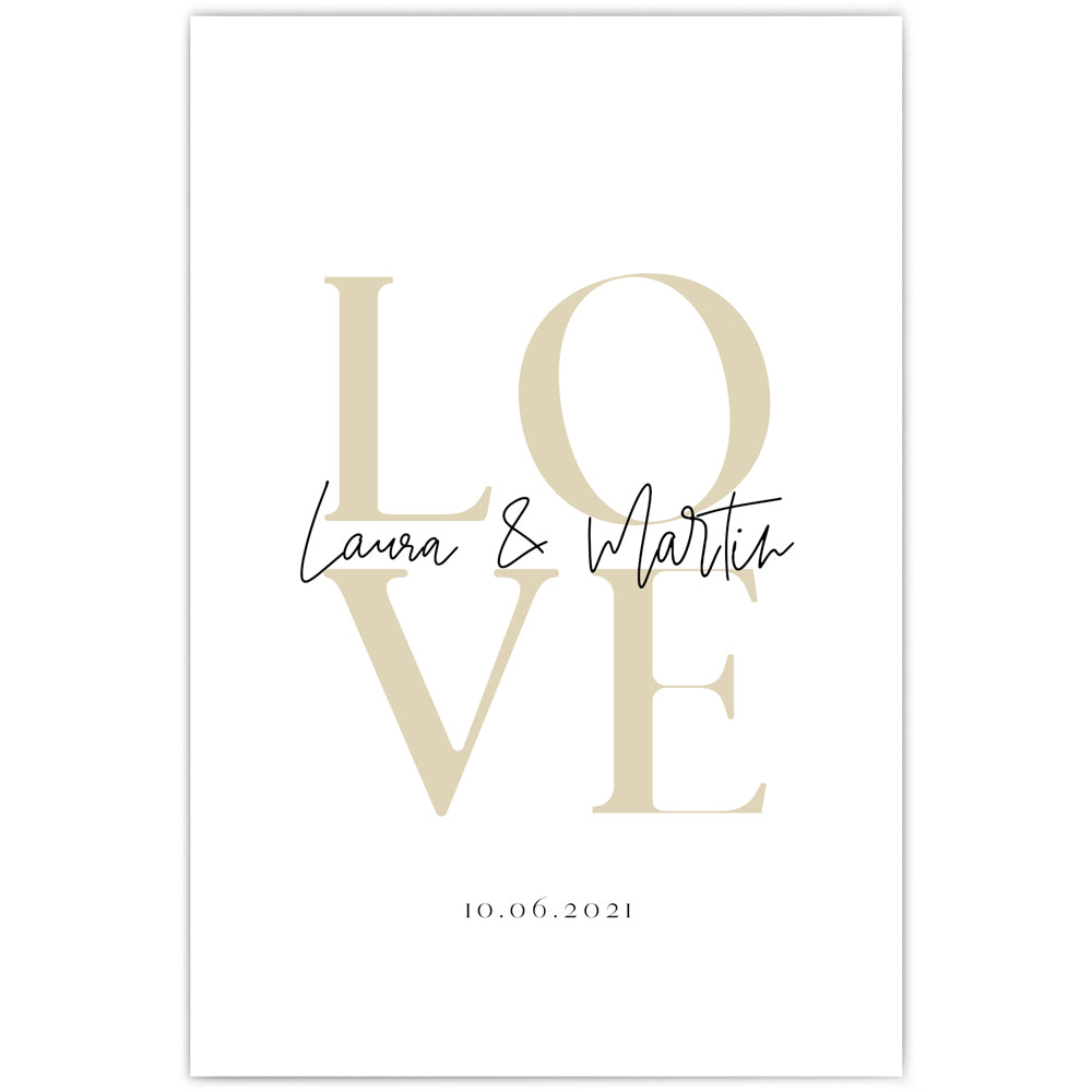 Personalisiertes Love Poster. Beige Love auf weißem Papier, individuelle Vornamen in der Mitte und Datum darunter.