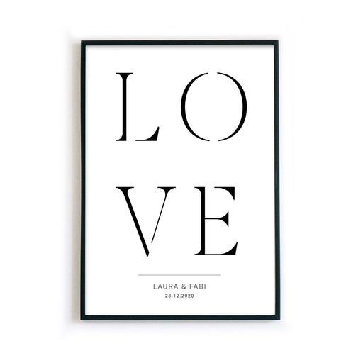 Schwarz Weiß Love Poster mit personalisierten Namen und Datum. Bild im schwarzen Bilderrahmen.
